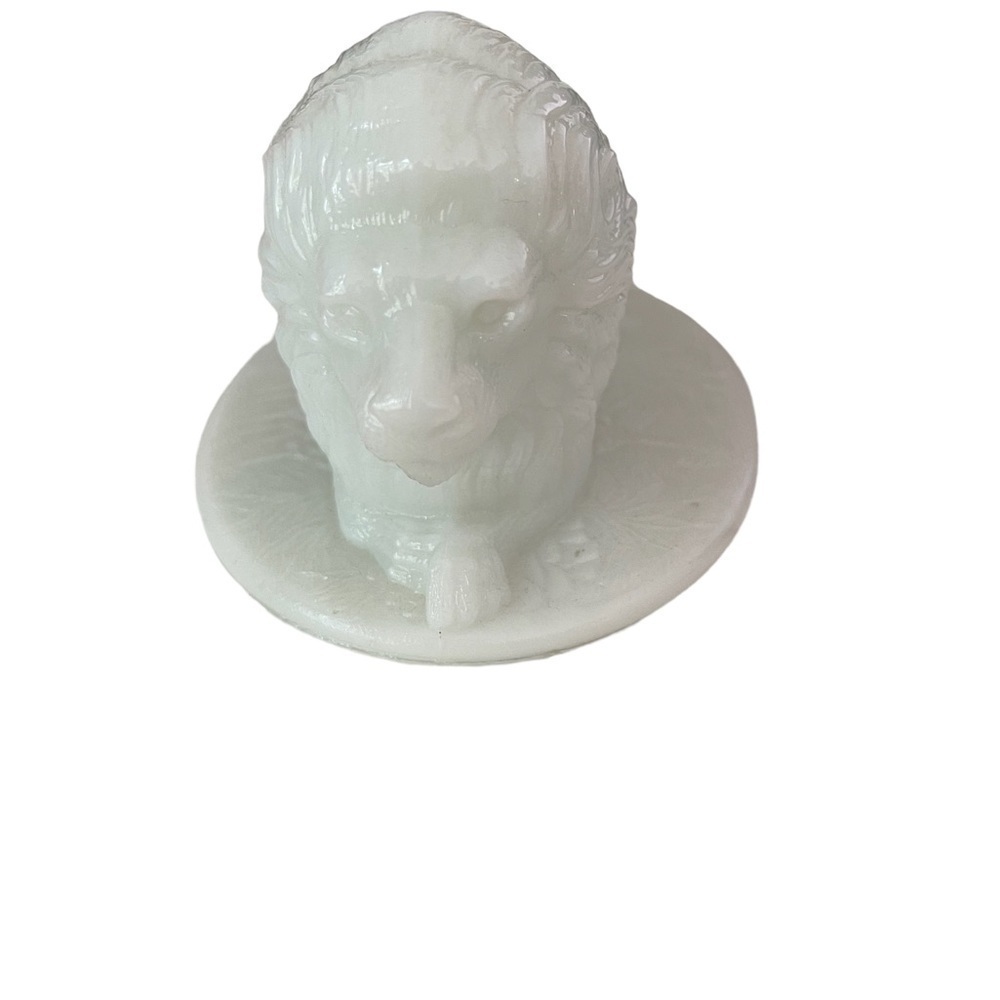 Milk Glass lion top only white no manufacturer markings - Picture 5 of 5